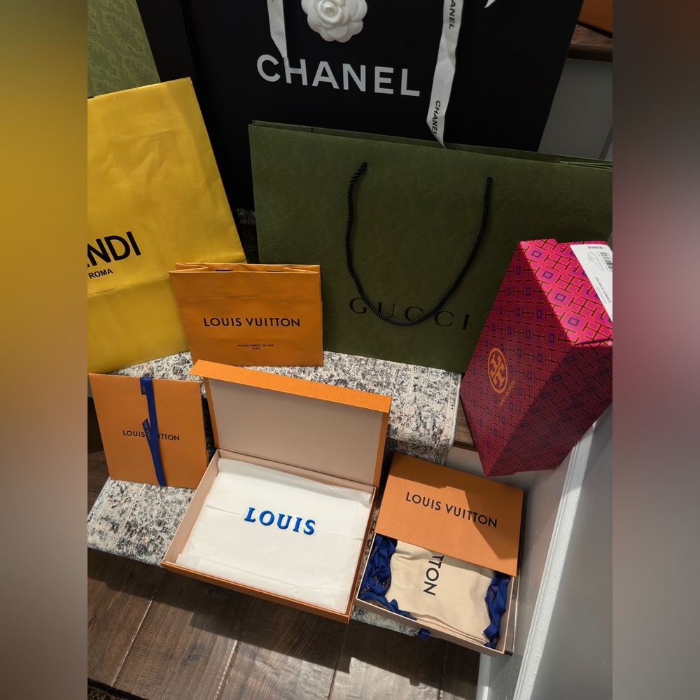Designer Boxes, Shopping Bags, and Dustbags - Picture 3 of 8
